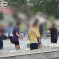 Leskovački osnovci kupanjem u fontani proslavili kraj školske godine: Prolaznike podsetili na najlepše doba