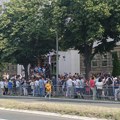 Aplauz za Mitića, zvižduci za Koluviju: Kako je proteklo okupljanje građana ispred Specijalnog suda? (VIDEO)