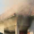 "Utrčao sam sa protivpožarnim aparatom, ali uzalud": Vatra izbila u porodičnoj kući u Ljubiću, vatrogasci odmah stigli…