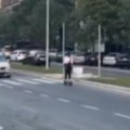 Novo ludilo na beogradskim ulicama! Devojka vozi električni trotinet u kontrasmeru (video)