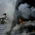 Jedna žena poginula, 40 osoba povređeno: Vatra "progutala" zgradu u Buenos Ajresu: Vatrogasci pokušavaju da izvuku ljude…