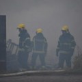 Gusti dim i miris paljevine širi se iz dvorišta Kikindski vatrogasci ne pamte ovakav požar: Gorele palete u bivšoj fabrici