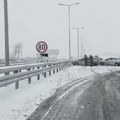Haos na auto-putu kod Šapca: Dva automobila smrskana, kamion izleteo sa kolovoza