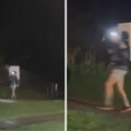 Trčao je sa frižiderom na leđima, ali nije lopov: Kad su policajci shvatili šta radi, poželeli su mu sreću