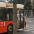 Skinuo se go u autobusu: Policija privela čoveka koji je uznemiravao putnike na liniji 43