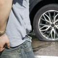 Haos u Zemunu: Isekao gume dok je cela porodica bila u automobilu, jurio vozača nožem i pretio smrću