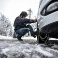 Uskoro će sneg, trik da lako stavite lance na točkove! Montiranje mnogima zadaje glavobolju, pa ih većina samo drži u…