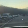 Saobraćajka Na auto-putu kod Bubanj potoka: Kolona kilometarska, vozila mile ka gradu! U Malom Mokrom Lugu povređena tri…