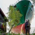 Muškarac pogledao kroz prozor i ostao u šoku, u dvorištu mu je bio veliki brod: Stao je tik pored kuće