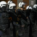 „Pa da l’ misliš da možeš?“ Skejter koji beži od Žandarmerije i sve to snima postao je najveća zvezda protesta u Novom Sadu…