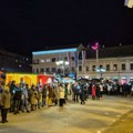 U Novom Sadu pre ponoći građani odali poštu za žrtve pada nadstrešnice: 16 minuta tišine za 16 stradalih