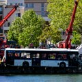Žena na obuci vozača sletela autobusom u reku: Promašila skretanje, pa povukla i automobil; prolaznici pritekli u pomoć (foto…