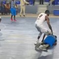 Pogodio trojku, pa surovo nokautirao protivnika i prekinuo meč! Jedan potez izazvao opšti haos na terenu, košarkaš pao kao…