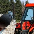 Deda traktorom pregazio bebu: Evo šta se dešavalo sekundu pre stravične drame u dvorištu u Grockoj