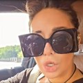 (Video) Ana Nikolić se snima u kolima i sluša Rastinu pesmu, svi misle da provocira, a ona spušta kameru i pokazuje gole noge…