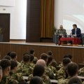 Gašić razgovarao sa kadetima Vojne akademije i VMA o razvoju vojnog obrazovanja
