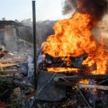 (Foto) Tri osobe poginule, 20 povređenih u ruskom raketnom napadu na predgrađe Harkova: Zelenski obavestio Fon der Lajen