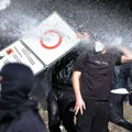 (Foto, video) Demonstranti pale vladine zgrade, policija koristi suzavac i vodene topove! Na ulicama Tirane ratno stanje…