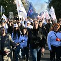 Veliki skup SNS u Novom Sadu: Pristalice se okupljaju se na Trgu slobode, Vučić stigao vozom u Petrovaradin