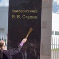 VIDEO: Sveštenik osveštao spomenik Staljinu u Rusiji