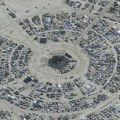 Počeo egzodus sa festivala „Burning Man“: 64.000 ljudi u koloni pokušava da pobegne iz blata, ovo su snimci iz vazduha…