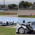 Ovo se retko viđa, direktan sudar aviona i automobila! Letelica skliznula sa piste aerodroma u Teksasu i izletela na put…