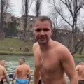 Draško Stanivuković plivao za Časni krst: Gradonačelnik Banja Luke se skinuo u kupaći - ovakvog ga ne znamo: "Bog se javi…