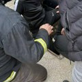 Drama u Vranju Tinejdžeru noga propala kroz šaht pa se zaglavila, intervenisali vatrogasci