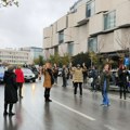 Tajac u novom sadu: Građani ćutke stoje na ulicama, ovako su odali poštu stradalima na Železničkoj stanici (foto, video)