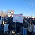 "Izvinite što prelazimo: Ulicu..." u Kraljevu građani protestvovali na pešačkom prelazu gde je žena (30) udarila dva…