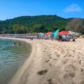 "Razapeli zaklon od sunca pa zauzeli pola plaže" Turisti zaratili na mrežama zbog šokantnog prizora iz Grčke: Ove godine…