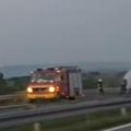 Dramatična scena kod Kuzmina: Vatra gutala automobil, vatrogasna ekipa brzo reagovala (video)