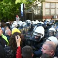 Protesti ispred suda u Novom Sadu i Nišu, zaposleni onemogućeni da uđu u zgradu, policija bacila suzavac