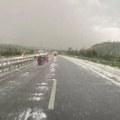(Video): Autoput Miloš Velki zatrpan ledom! Sručio se grad, pljušti i kiša, velika količina vode na kolovozu