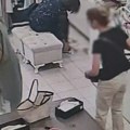 (Video): Dok je isprobavala cipele u prodavnici, žena joj nonšalantno otela novčanik iz torbe! Neverovatna krađa usred…