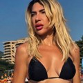 (Foto): Jovana Jeremić u crnom bikiniju napravila dar-mar na plaži u Crnoj Gori: Voditeljka zategnuta kao praćka, svi…