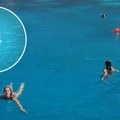 Devojke uživale u moru, pa ih napala opasna životinja: Kamera zabeležila horor na rajskoj plaži u Grčkoj (Video)