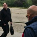 Roditelji đaka u Mirijevu i jutros dočekali SNS direktora škole, on pobegao čim ih je video