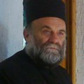 Najomiljeniji sveštenik u Srbiji dobio džip za odlazak u penziju, a sad su ga slikali šta radi i ostali u šoku