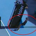 Užas na AO: Skupljačici loptica pozlilo u toku meča, pala je na pod, potez teniserke za svaku pohvalu