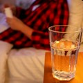 Da li je čaša vode od juče i dalje dobra za piće? Nutricionista otkriva pijemo li leglo bakterija ili se hidriramo
