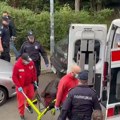 (Video) Osumnjičenu za ubistvo muža izneli na nosilima: Najnoviji snimak ispred zgrade na Čukarici gde se dogodilo jezivo…
