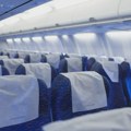 Agresivan putnik vezan lepljivom trakom za sedište aviona