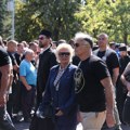 Branislav Lečić na sahrani Ratka Mladića: Masa ljudi ispred groblja, među njima i ovaj srpski glumac (foto)
