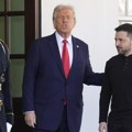 Šta je značio neobičan Trampov gest posle rukovanja sa Zelenskim /video/
