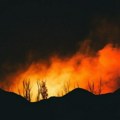 Još aktivan požar u ataru sela Osmakovo na Staroj planini, gašenje otežava jak vetar