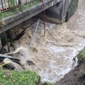 Dramatični snimci poplava širom Srbije: Bujice nose sve pred sobom, poplavljene kuće i njive, vanredna situacija proglašena…