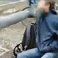 (Video) "Ne krvari po parama": Snimak brutalnog prebijanja kruži mrežama! Niko ne zna ko je momak u lokvi krvi, kao ni ko su…