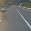 Stravičan snimak sa auto-puta kod Bubanj Potoka: U punoj brzini vozi u suprotnom smeru i to brzom trakom