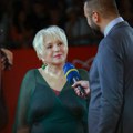 Mirjana Karanović zasenila sve na crvenom tepihu u Sarajevu: Glumica u odvažnoj kombinaciji koju mnoge dame ne bi smele da…